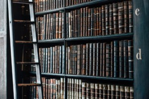 Traducción jurada: Estantería con libros antiguos